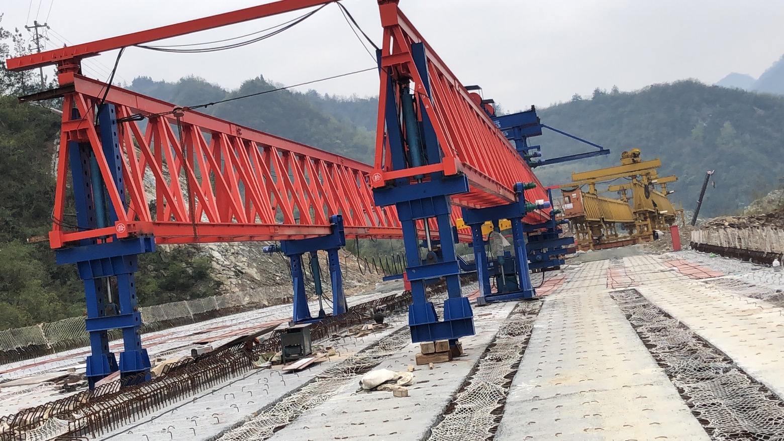 湖北十堰，十巫高速三標(biāo)，采購我廠的JQ40-180新式架橋機(jī)
