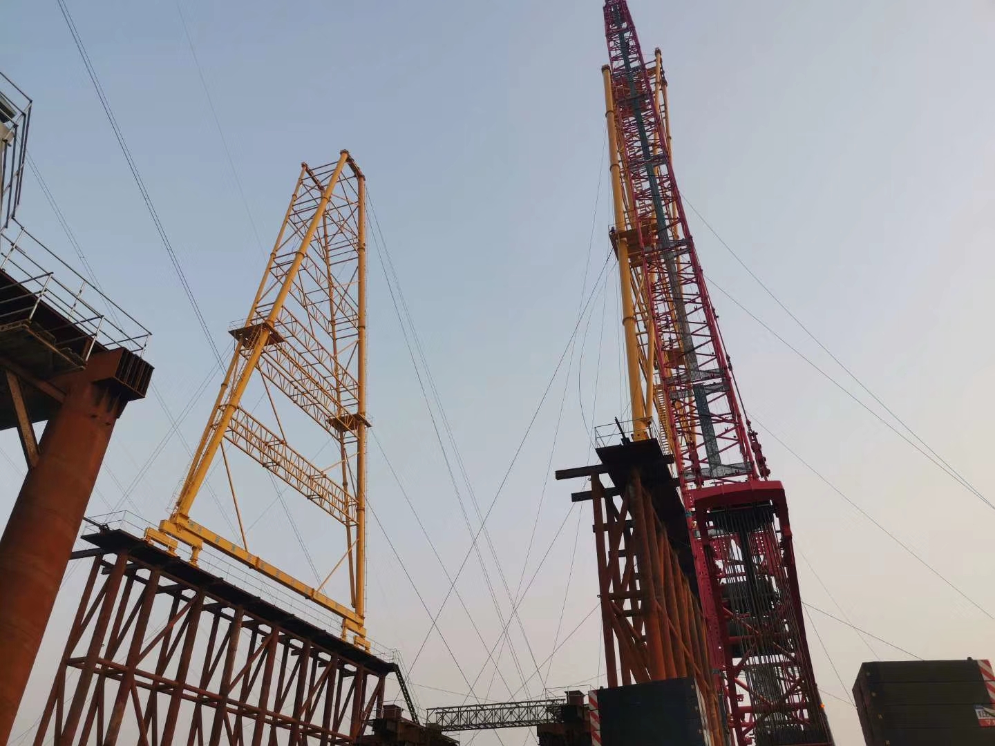 中交二公局濟(jì)南跨黃河橋項目，MG120噸-36米跨-54米高龍門吊，