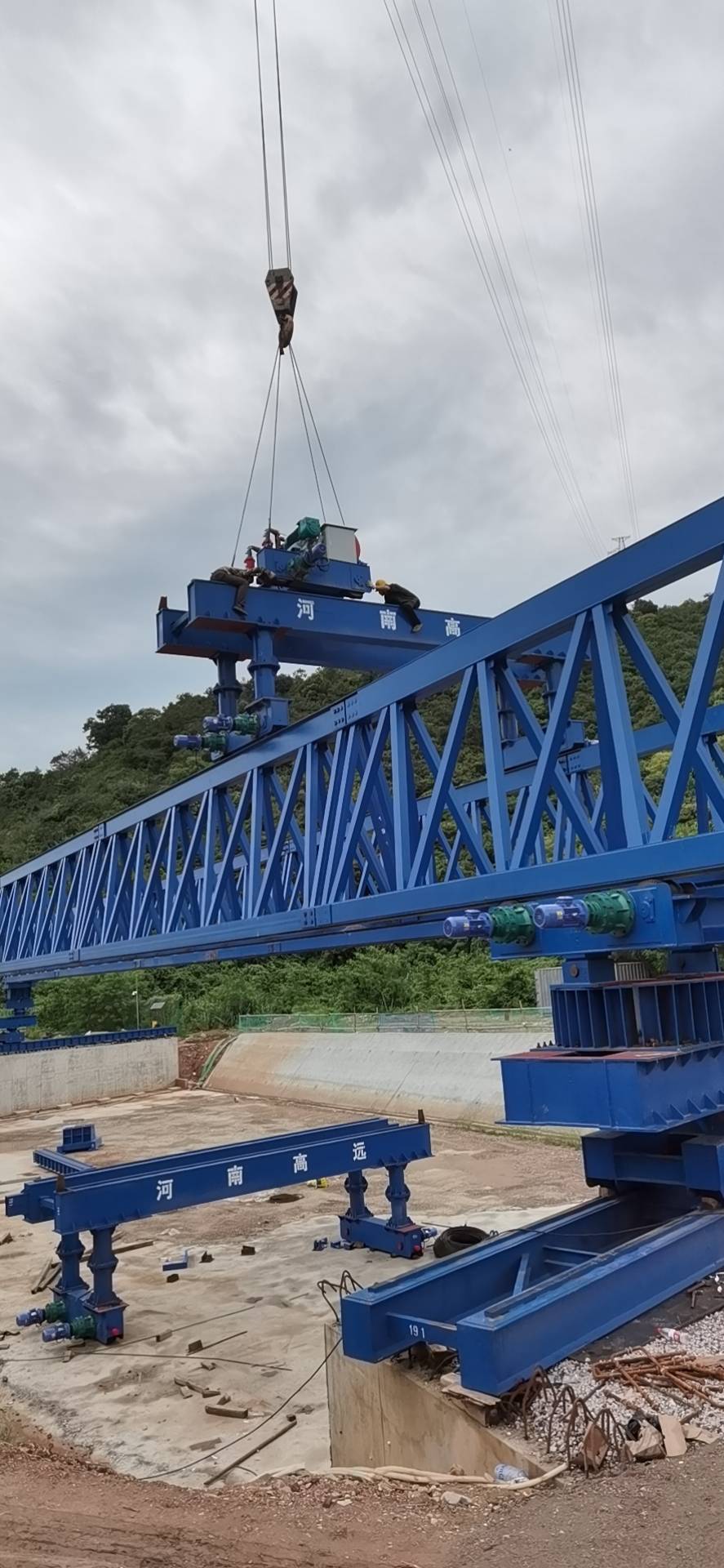黃岡華鑫建筑勞務(wù)有限公司，深圳寶安區(qū)石清大道一期道路工程上跨廣深客運(yùn)專線橋梁工程，采購全新式QYLQ50m-220t架橋機(jī)