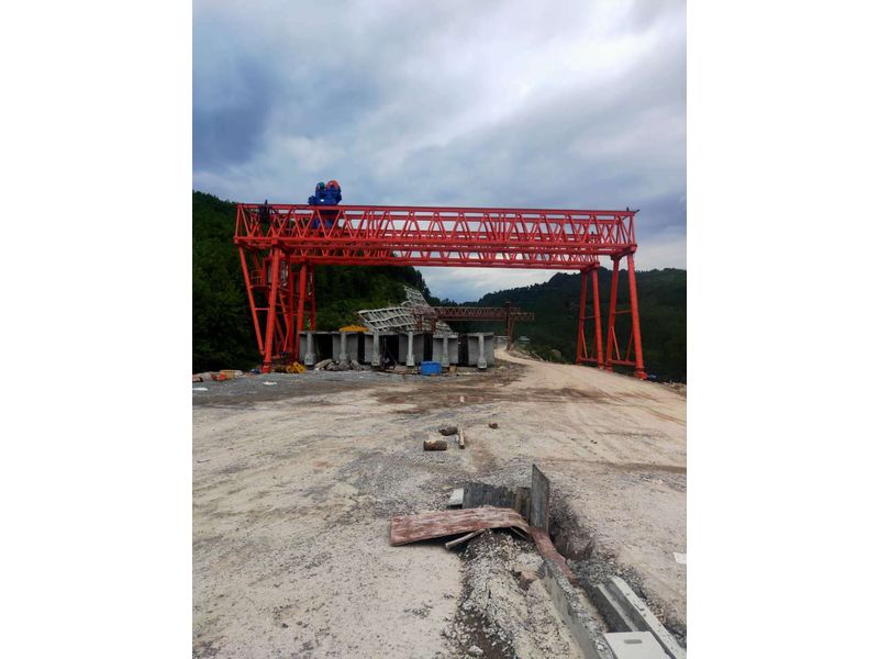 重慶匯森路橋工程建設有限公司，巴萬高速三標項目部采購高遠重型MG100/10-24m-9m龍門吊兩臺，設備發(fā)貨出廠