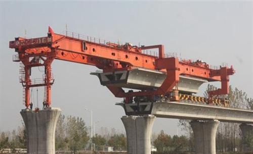 架橋機(jī)是種龐大而復(fù)雜的設(shè)備，具有許多工序日常維護(hù)很重要