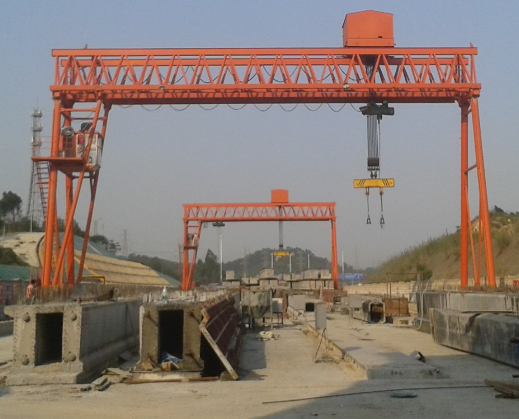 龍門吊更換配件時(shí)需要考慮哪些因素？龍門吊更換潤滑脂時(shí)怎么樣才能保證我們的安全與龍門吊的正常使用？