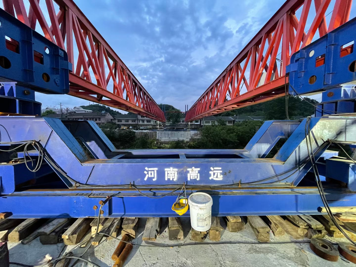 架橋機(jī)安裝人員要嚴(yán)格按照安裝計(jì)劃，要對(duì)參與安裝的所有人員進(jìn)行培育