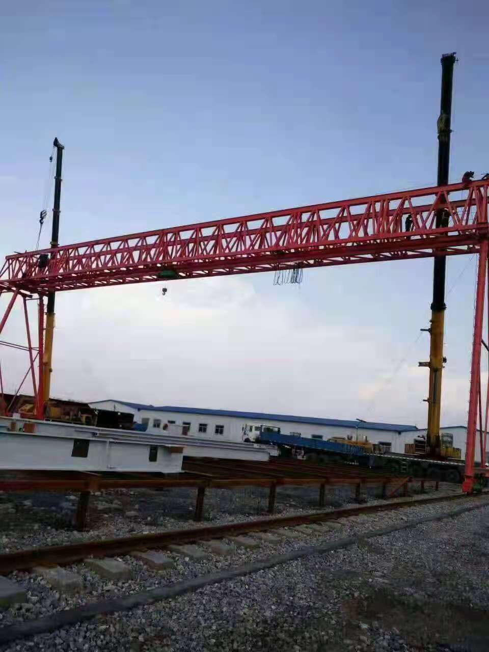 為什么龍門吊還需要做地基?當?shù)孛嫫露缺容^大時，我們該怎么做龍門吊地基?