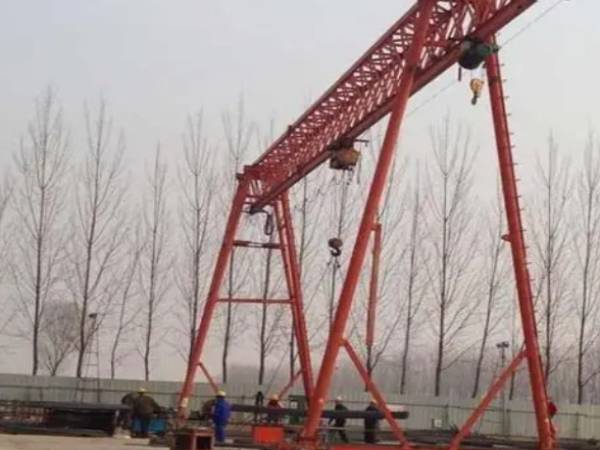 龍門吊門式起重機作業(yè)時如何確保下方人員的安全？