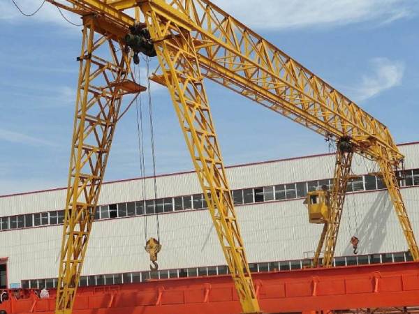 龍門吊作業(yè)中如何保證軌道的清潔和平整？