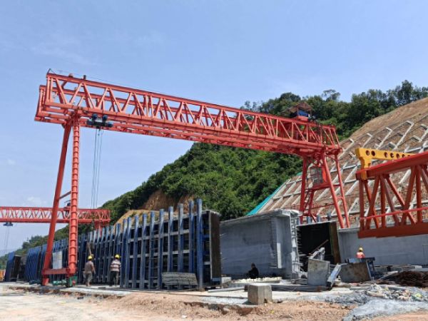 龍門吊門式起重機(jī)運(yùn)行過(guò)程中的安全操作規(guī)范有哪些？